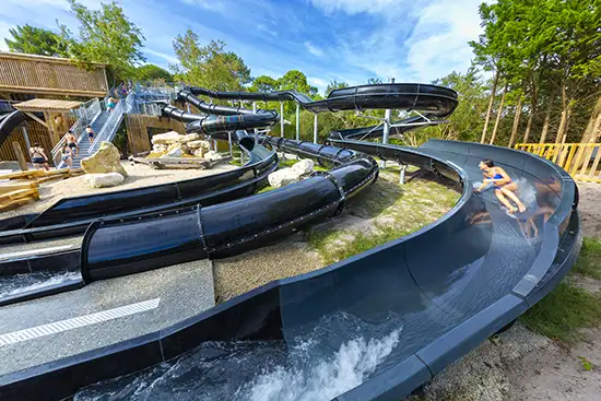 Installation d’une aire de jeux aquatique : quels avantages pour vos collectivités, vos centres aquatiques et vos campings ?